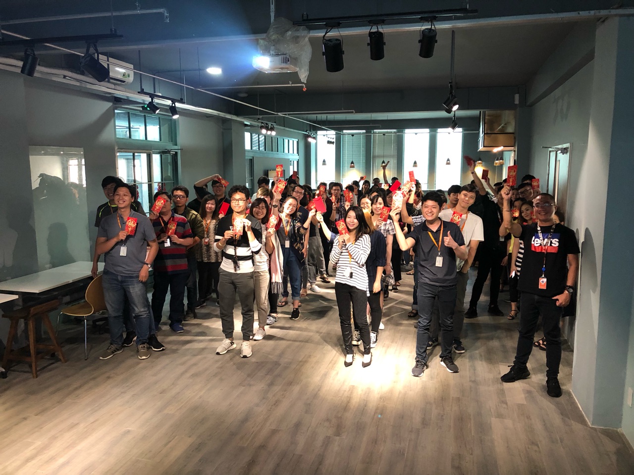 Xuân Kỷ Hợi lì xì trao tay
