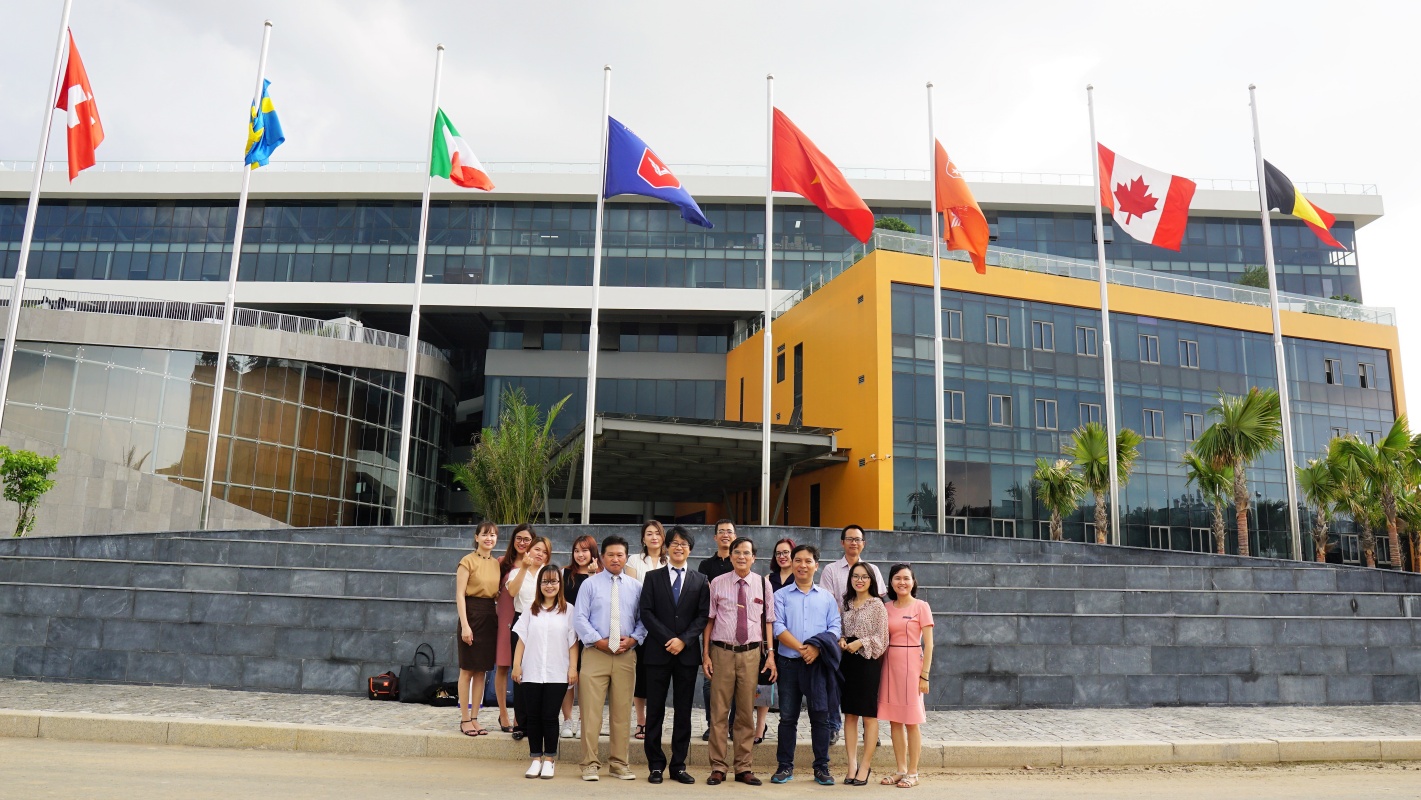 GIANTY members took souvenir photos with Van Lang University Representative