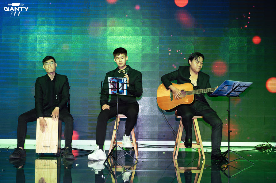 The song Hơn Cả Yêu was performed by a talented band from the Design team