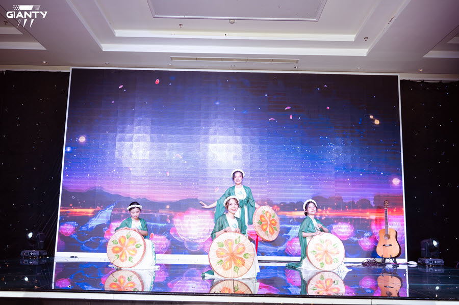 The dance performance "Em đi xem hội trăng rằm" was performed by the beautiful and talented girls from the HR team