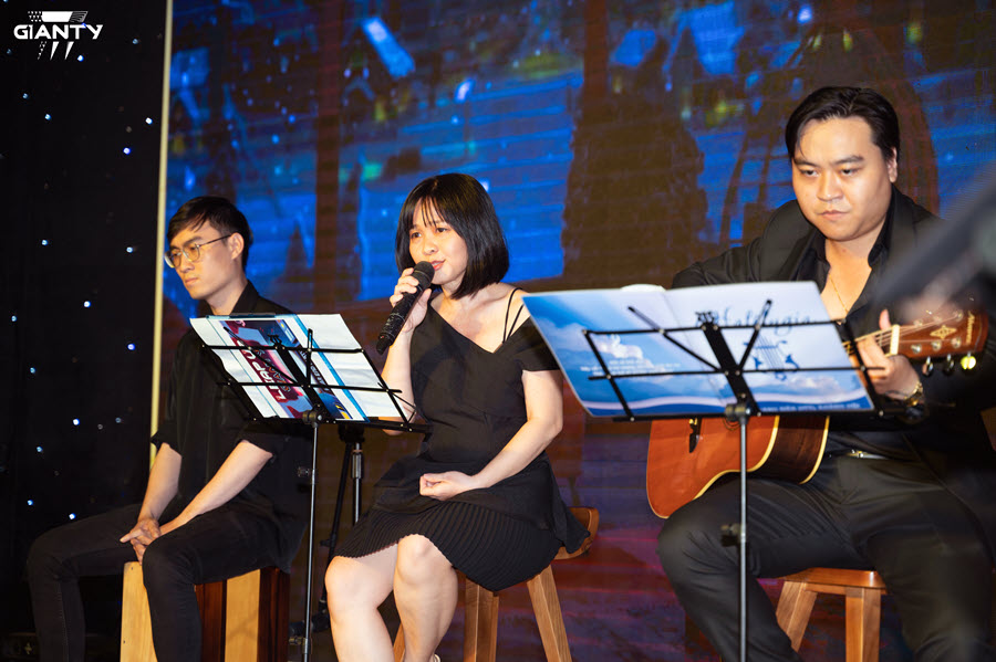 The song Tàn tro was sung by the Design team