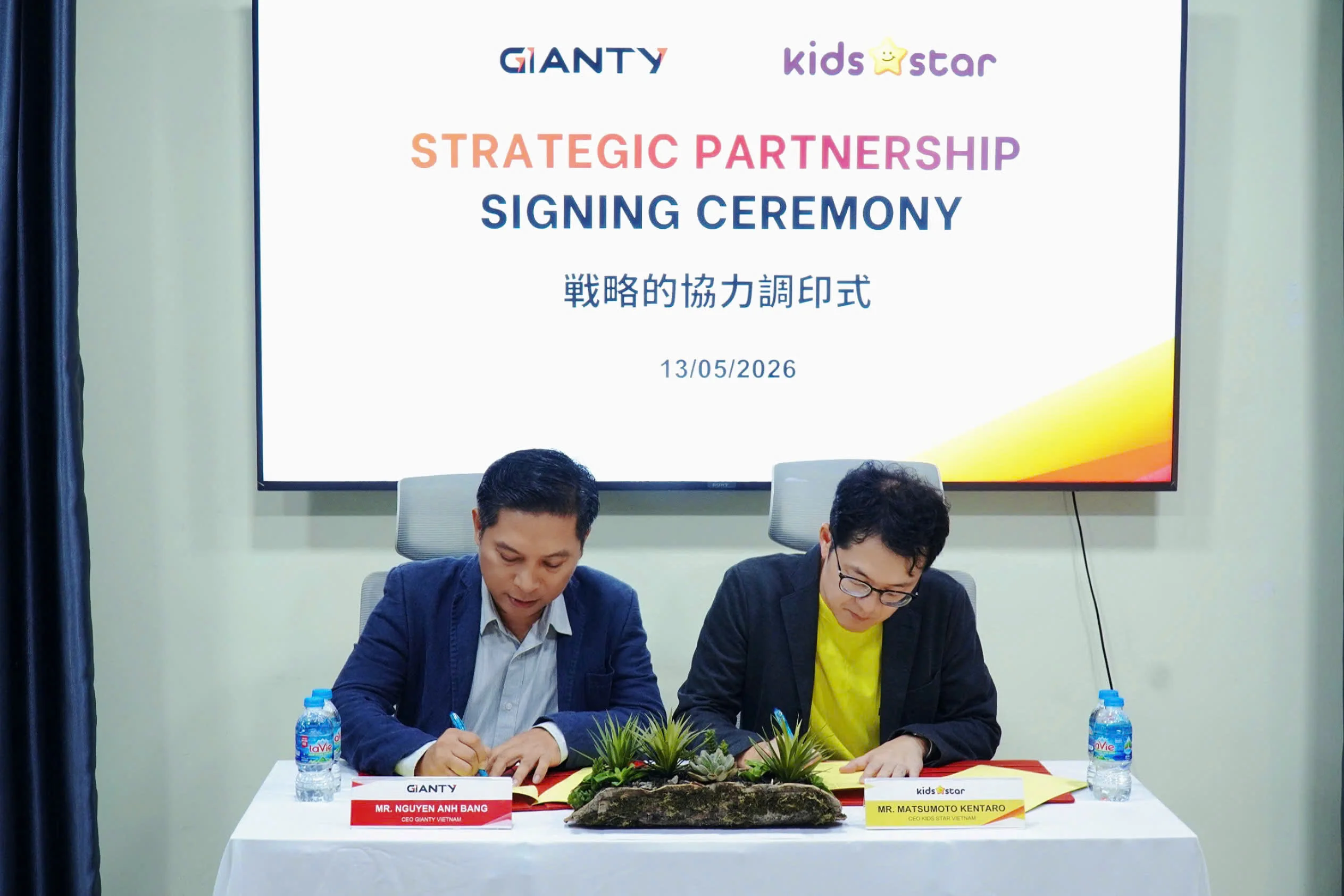 Representatives from GIANTY Vietnam and Kids Star Vietnam jointly signed the MOU.